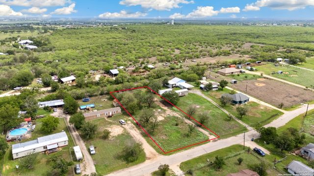 180 Dewey Ln, Seguin, TX 78155