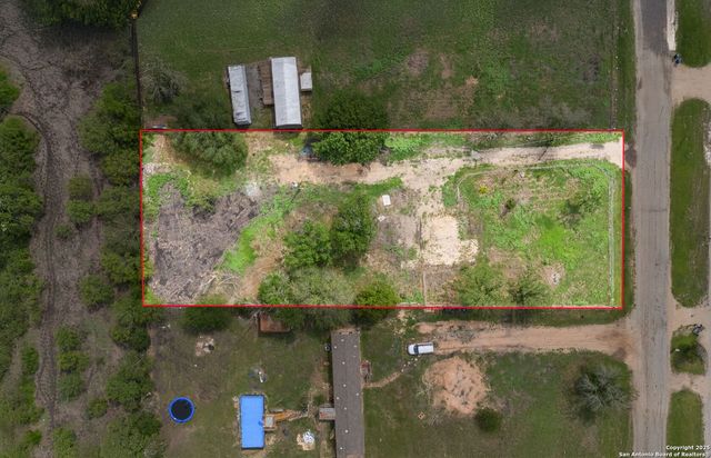 180 Dewey Ln, Seguin, TX 78155