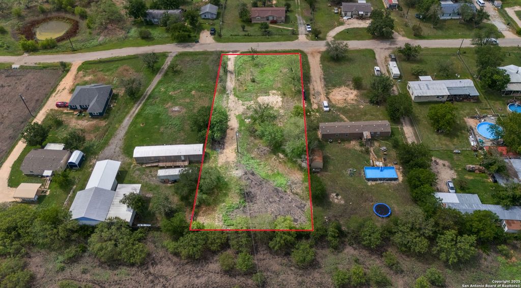 180 Dewey Ln, Seguin, TX 78155