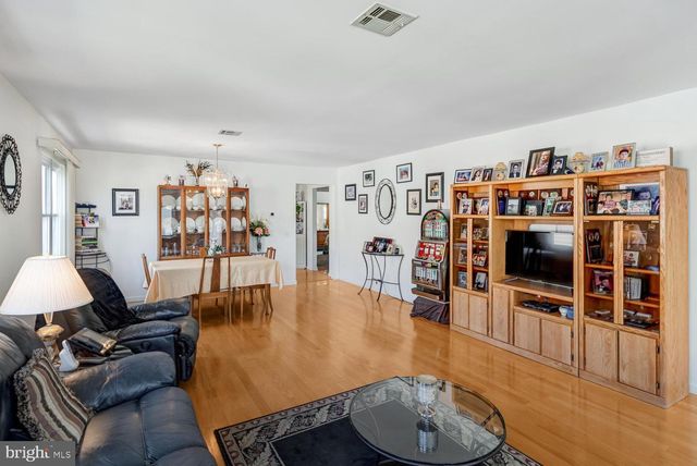 6 SPEIGHSTOWN PL, Toms River, NJ 08757