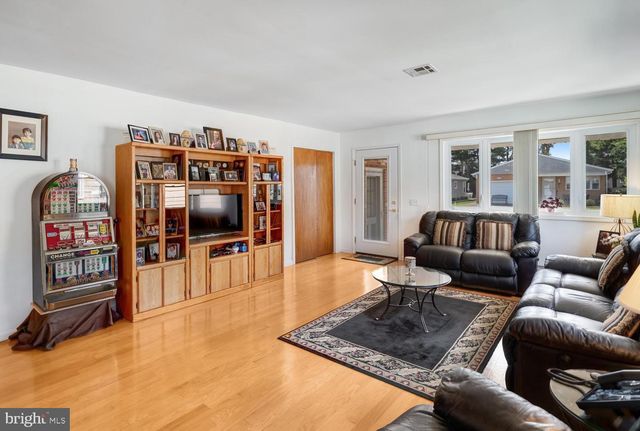 6 SPEIGHSTOWN PL, Toms River, NJ 08757