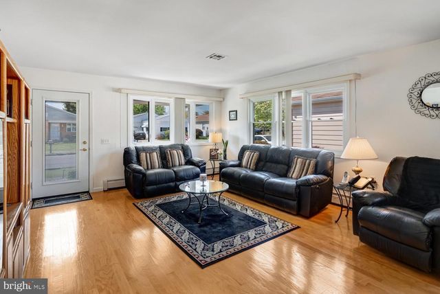 6 SPEIGHSTOWN PL, Toms River, NJ 08757