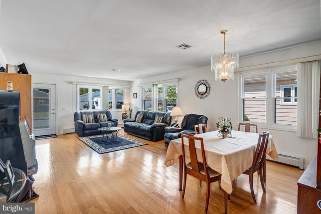 6 SPEIGHSTOWN PL, Toms River, NJ 08757