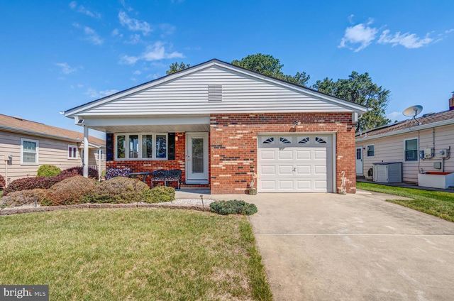 6 SPEIGHSTOWN PL, Toms River, NJ 08757