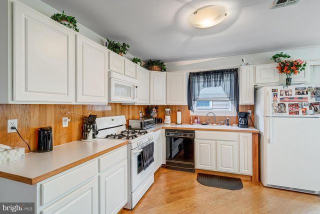 6 SPEIGHSTOWN PL, Toms River, NJ 08757