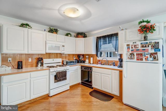 6 SPEIGHSTOWN PL, Toms River, NJ 08757