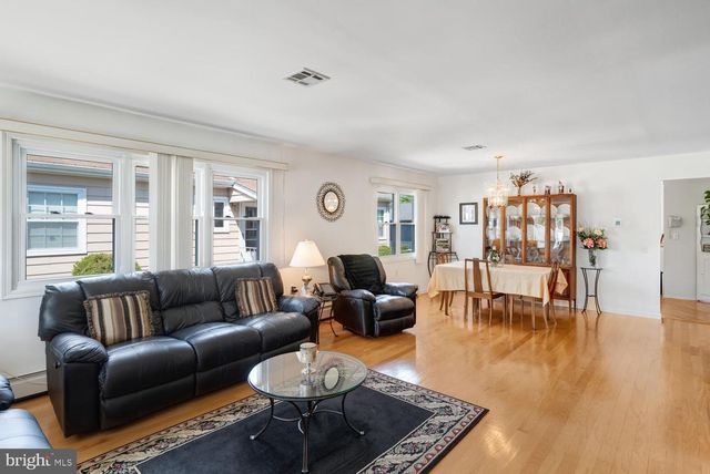 6 SPEIGHSTOWN PL, Toms River, NJ 08757