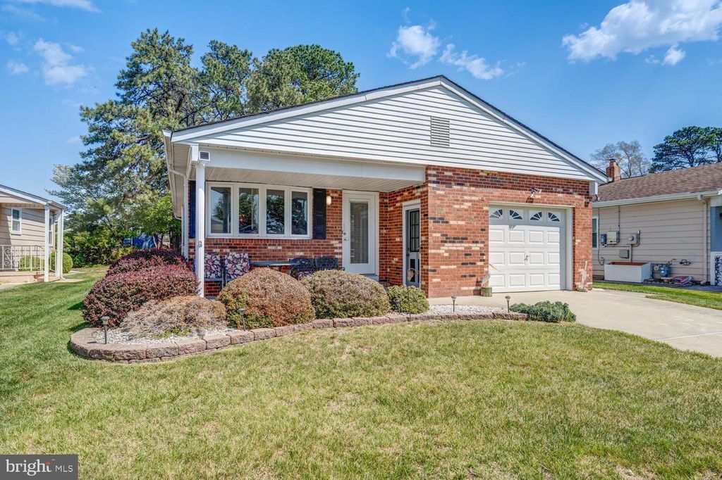 6 SPEIGHSTOWN PL, Toms River, NJ 08757