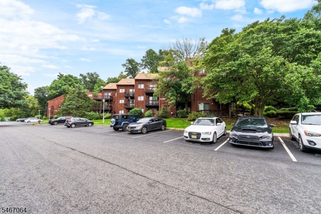 4 Brandywine Ct 8, Vernon Twp., NJ 07462 — exterior