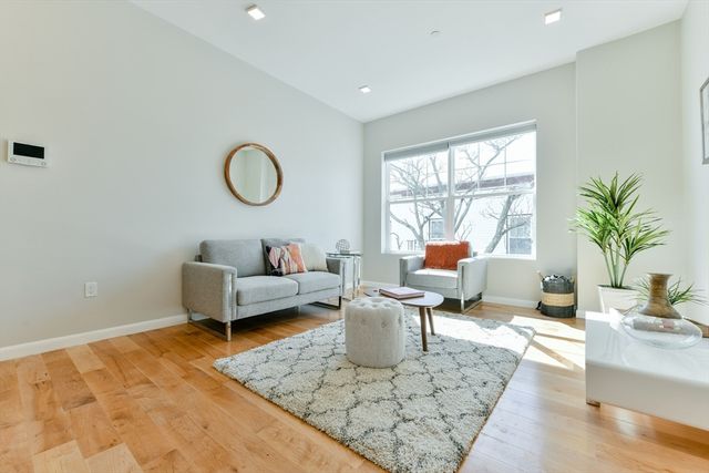 87 Parker St 402, Chelsea, MA 02150