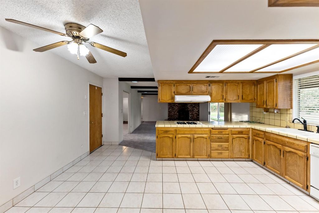 Image 10 of property listing at 12165 Caron Way, Madera, CA 93636