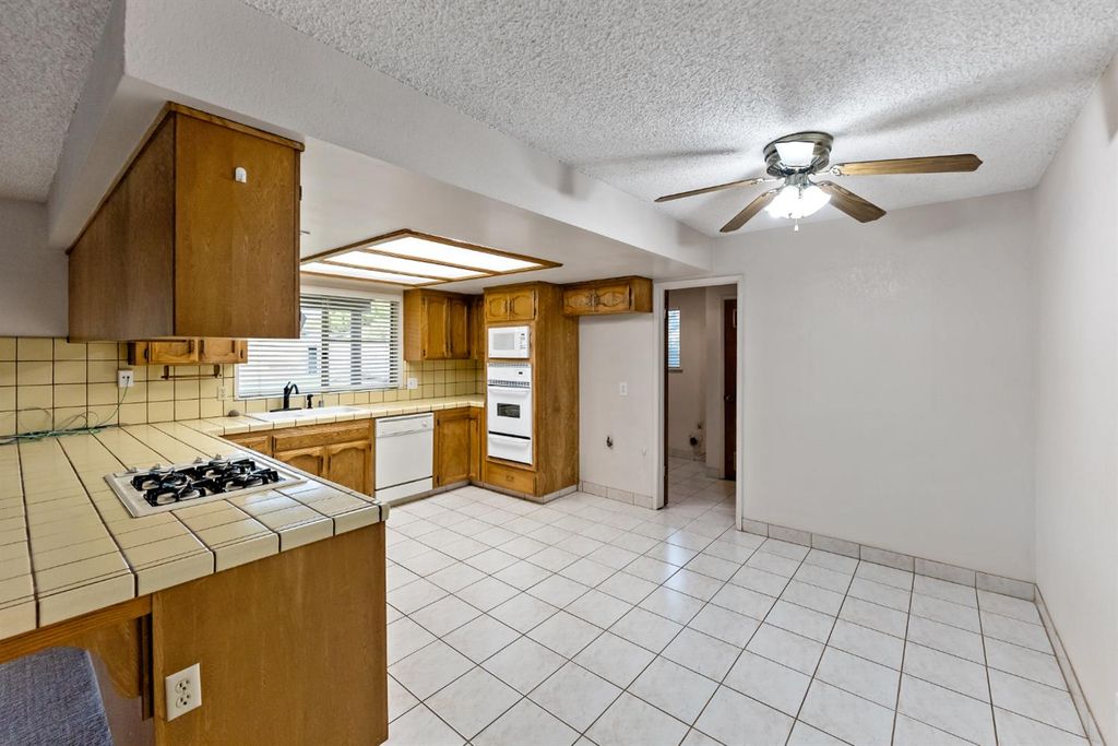 Image 11 of property listing at 12165 Caron Way, Madera, CA 93636