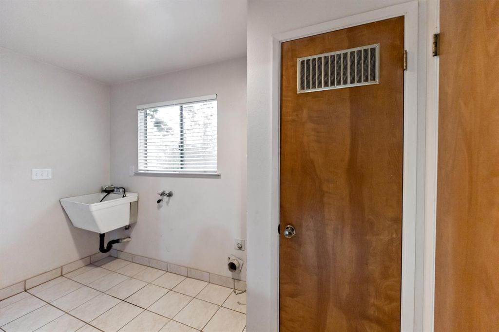 Image 12 of property listing at 12165 Caron Way, Madera, CA 93636