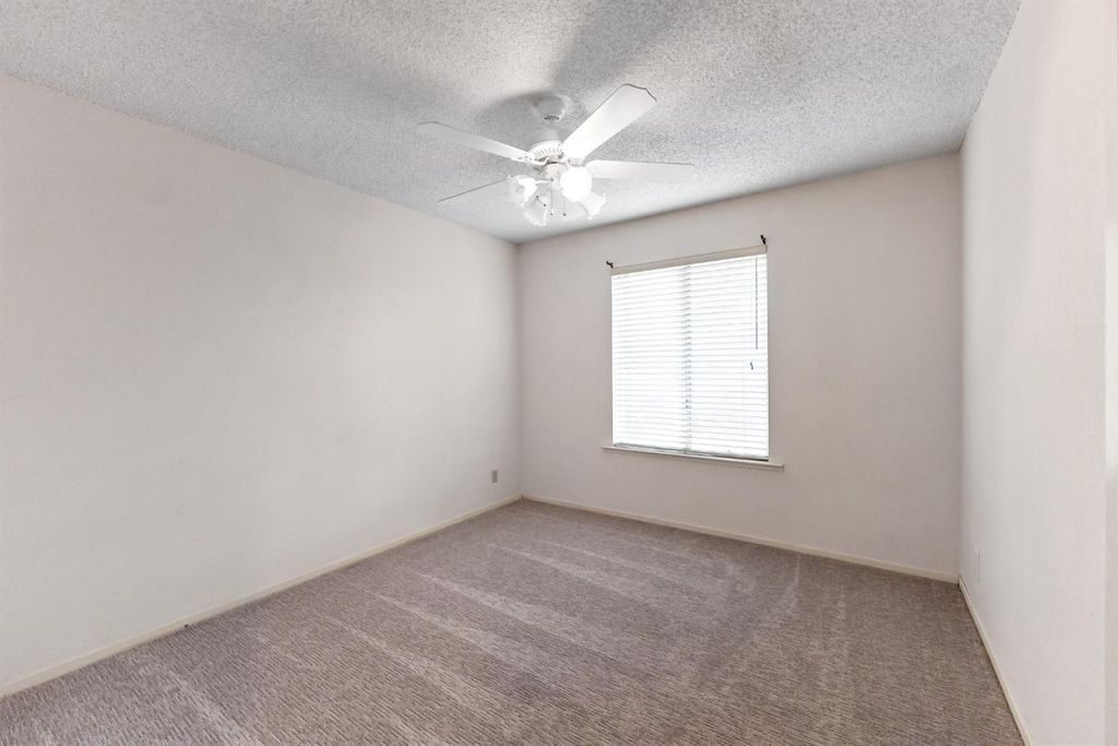 Image 13 of property listing at 12165 Caron Way, Madera, CA 93636