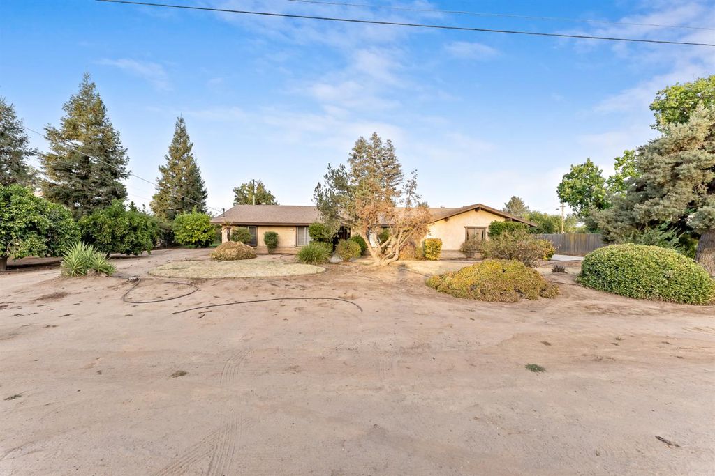 Image 2 of property listing at 12165 Caron Way, Madera, CA 93636