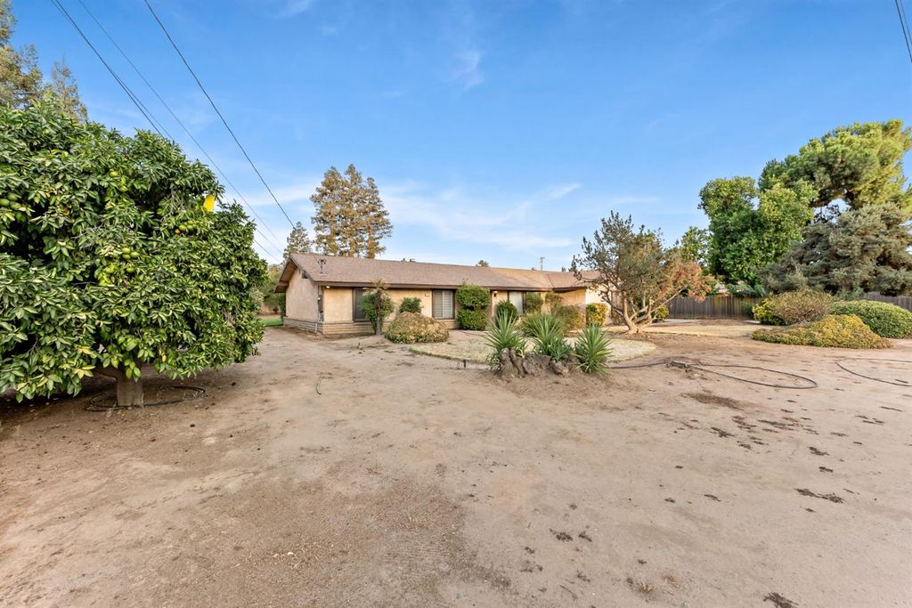 Image 3 of property listing at 12165 Caron Way, Madera, CA 93636