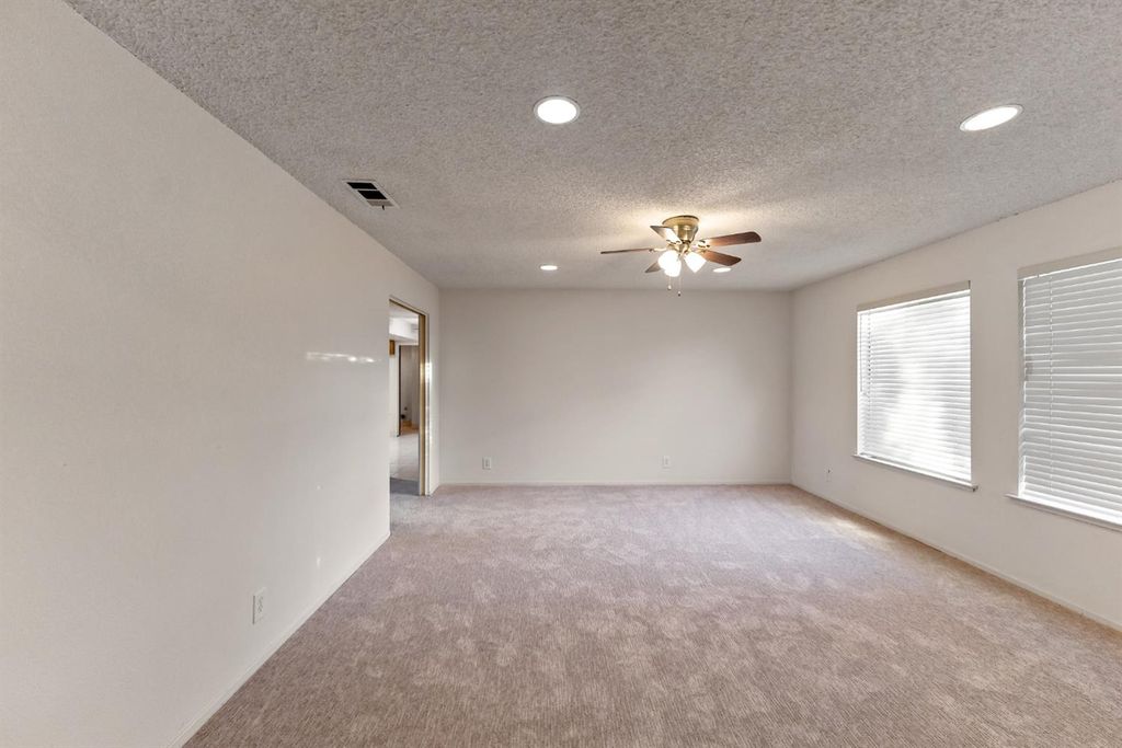 Image 5 of property listing at 12165 Caron Way, Madera, CA 93636