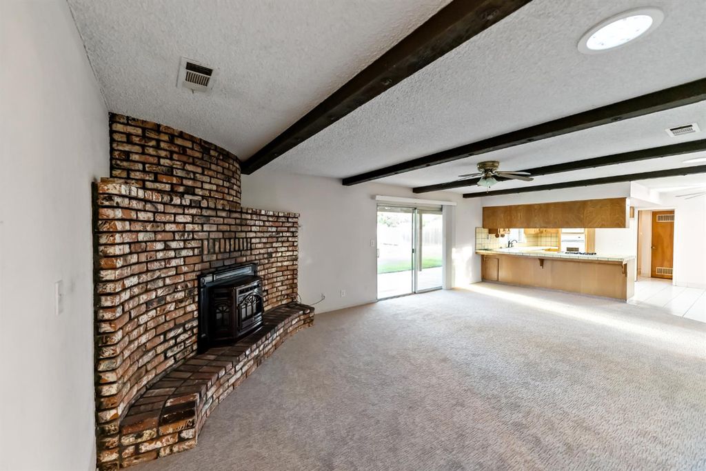 Image 7 of property listing at 12165 Caron Way, Madera, CA 93636