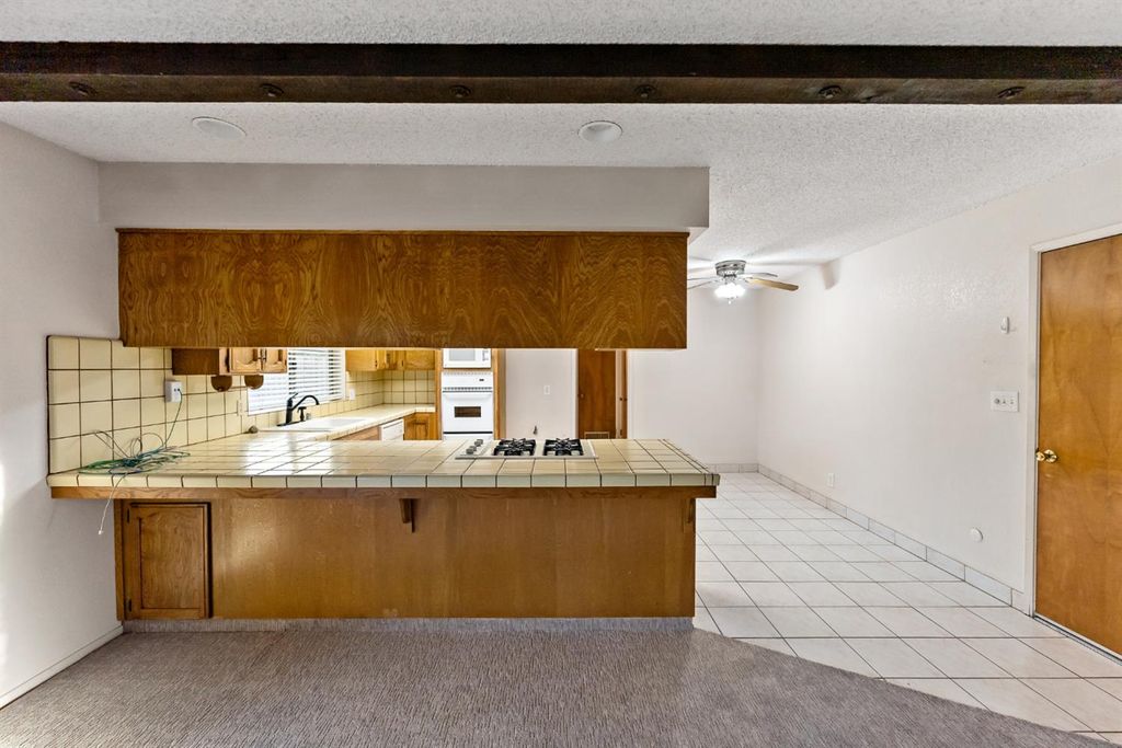 Image 8 of property listing at 12165 Caron Way, Madera, CA 93636