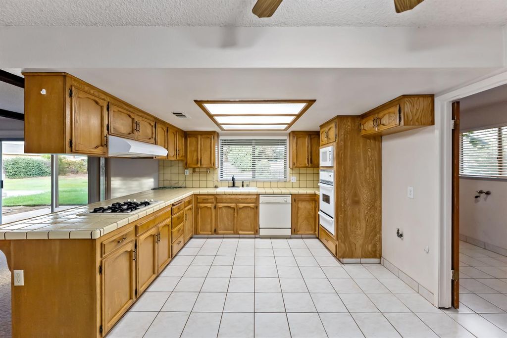 Image 9 of property listing at 12165 Caron Way, Madera, CA 93636
