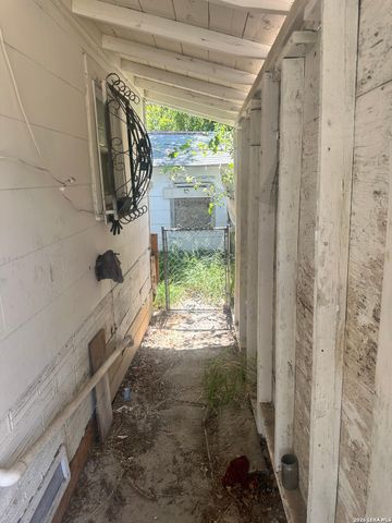 738 W Harding, San Antonio, TX 78221
