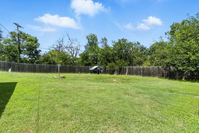 1442 W Water Street, Weatherford, TX 76086