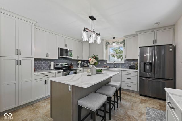 435 Lake Shore Court, Franklin, IN 46131