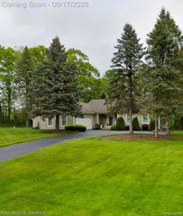 5466 Taylor Lane, Springfield Charter Township, MI 48346