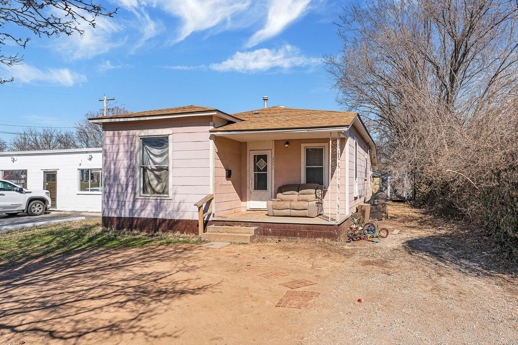 2551 W Grand Street, Springfield, MO 65802