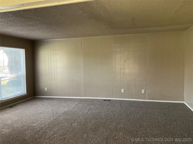 6515 S 81st East Place, Tulsa, OK 74133