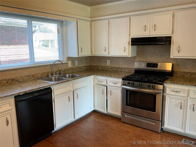 6515 S 81st East Place, Tulsa, OK 74133