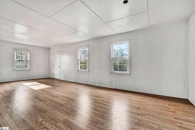 503 Edgewater Road, Woodruff, SC 29388