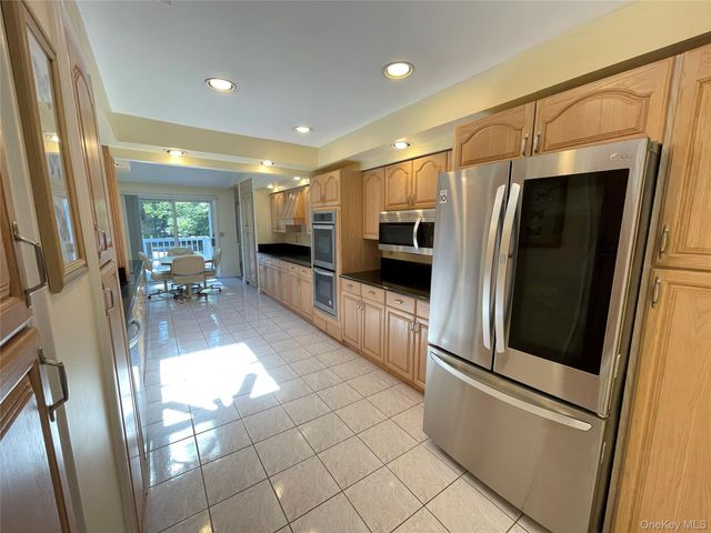 60 Winston Drive, Smithtown, NY 11787