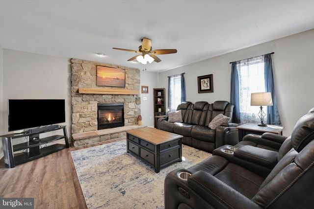 24 ROCKDALE DR, Seven Valleys, PA 17360