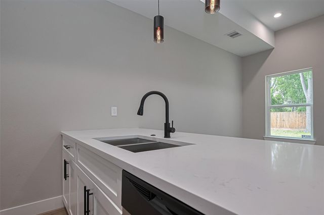7911 Carver Rd, Houston, TX 77088