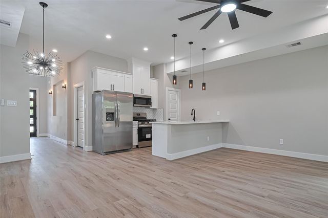 7911 Carver Rd, Houston, TX 77088