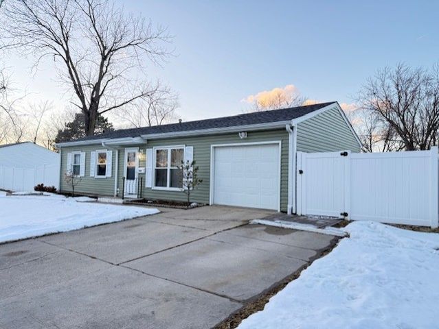 804 HILLSIDE Drive, Streamwood, IL 60107