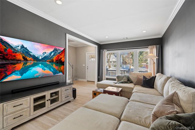 5 Abbington Place, Northport, NY 11768