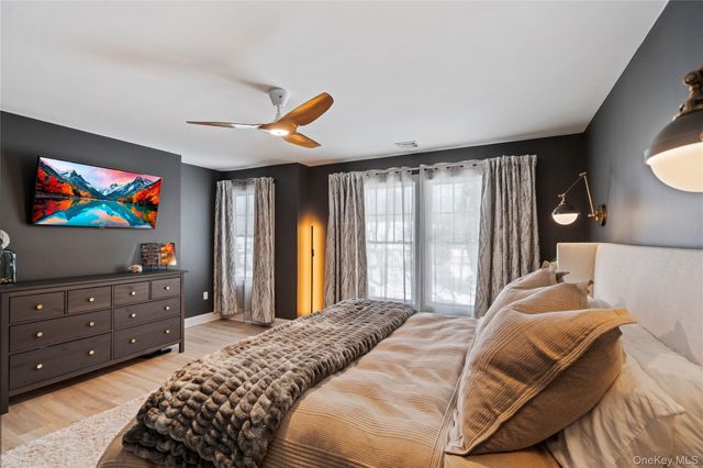 5 Abbington Place, Northport, NY 11768