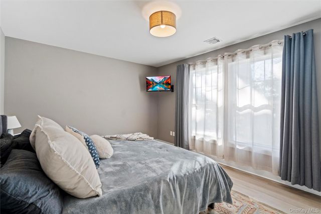 5 Abbington Place, Northport, NY 11768