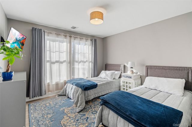 5 Abbington Place, Northport, NY 11768