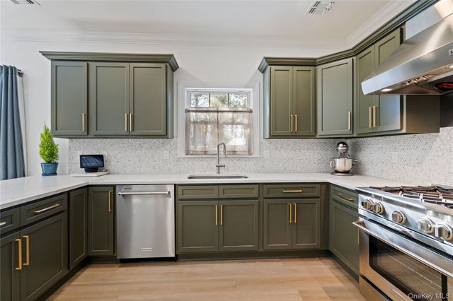 5 Abbington Place, Northport, NY 11768