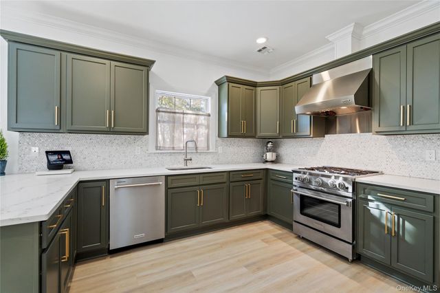 5 Abbington Place, Northport, NY 11768