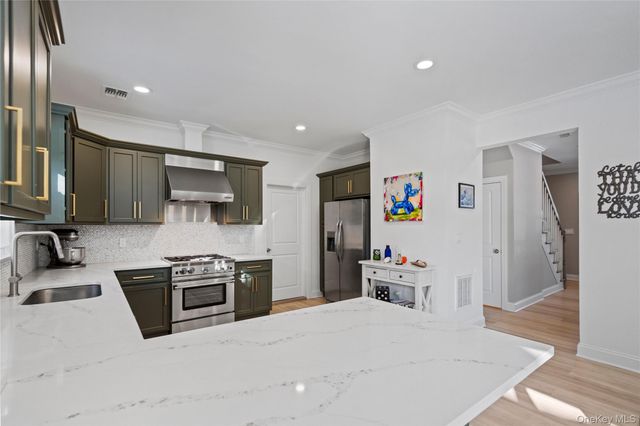 5 Abbington Place, Northport, NY 11768