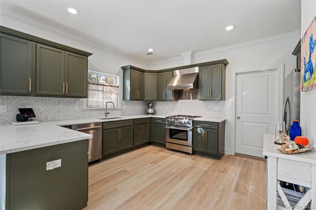 5 Abbington Place, Northport, NY 11768