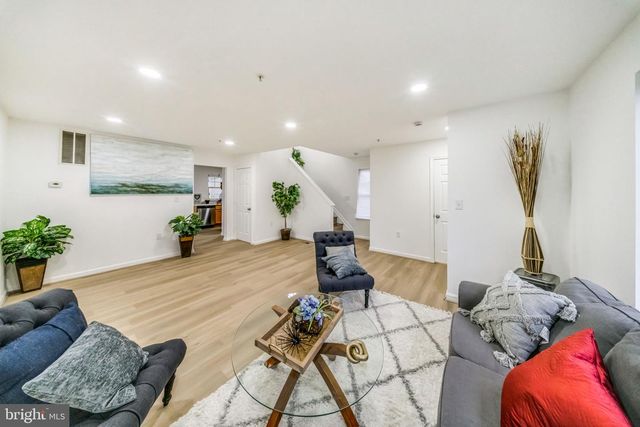 913 VARNEY ST SE, Washington, DC 20032