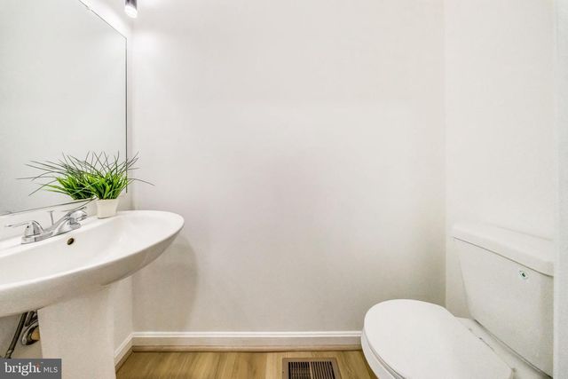 913 VARNEY ST SE, Washington, DC 20032