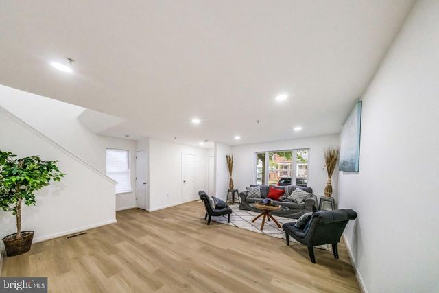 913 VARNEY ST SE, Washington, DC 20032