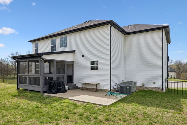 429 Crestwicke Ct, Clarksville, TN 37043