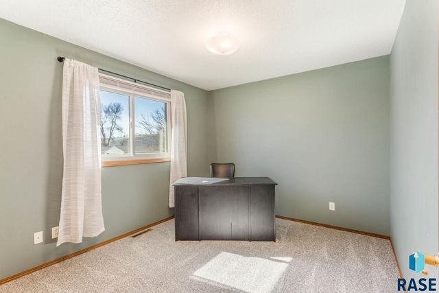 5615 W Dardanella Rd Road, Sioux Falls, SD 57106